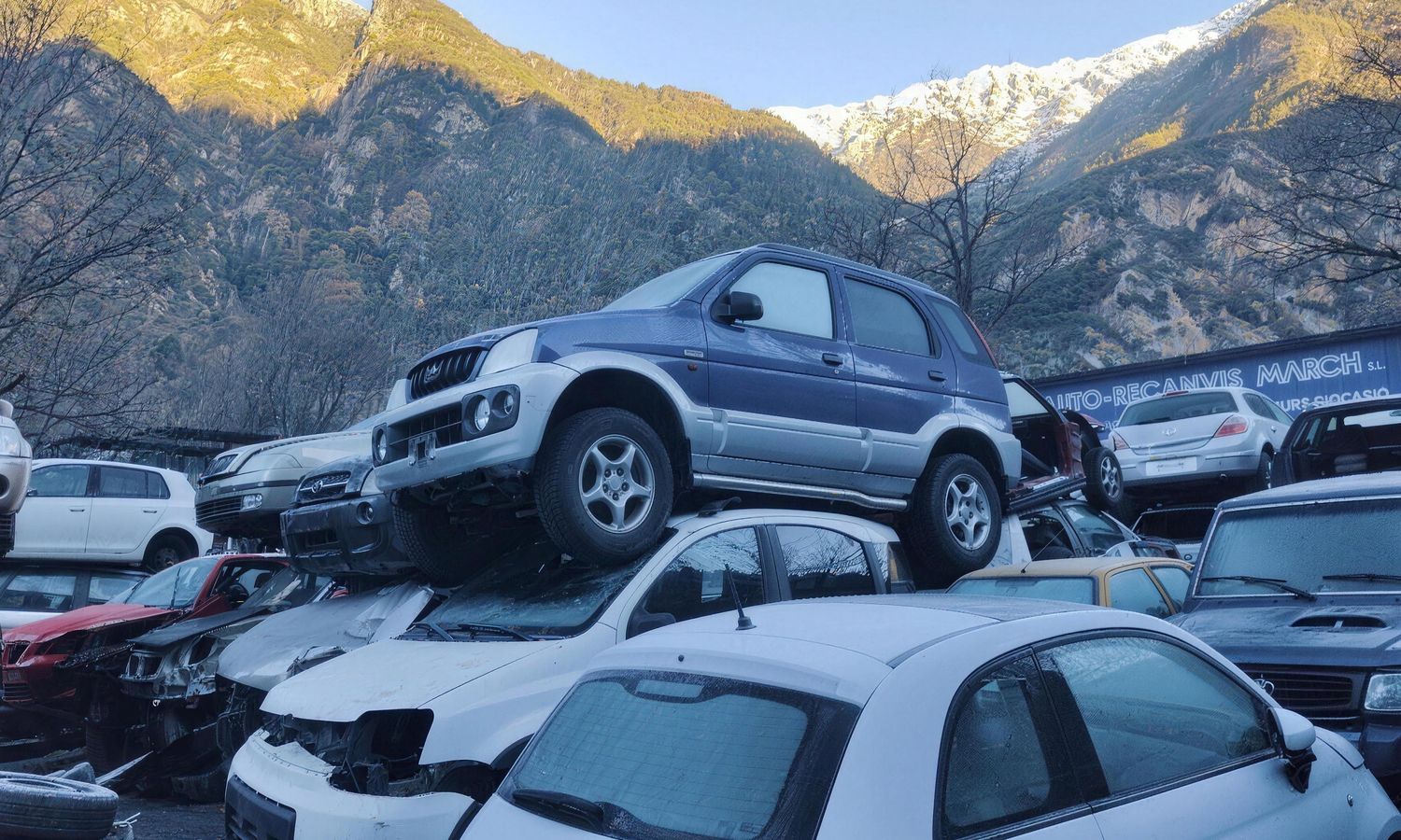 La campa del desballestament amb les muntanyes de la vall al fons