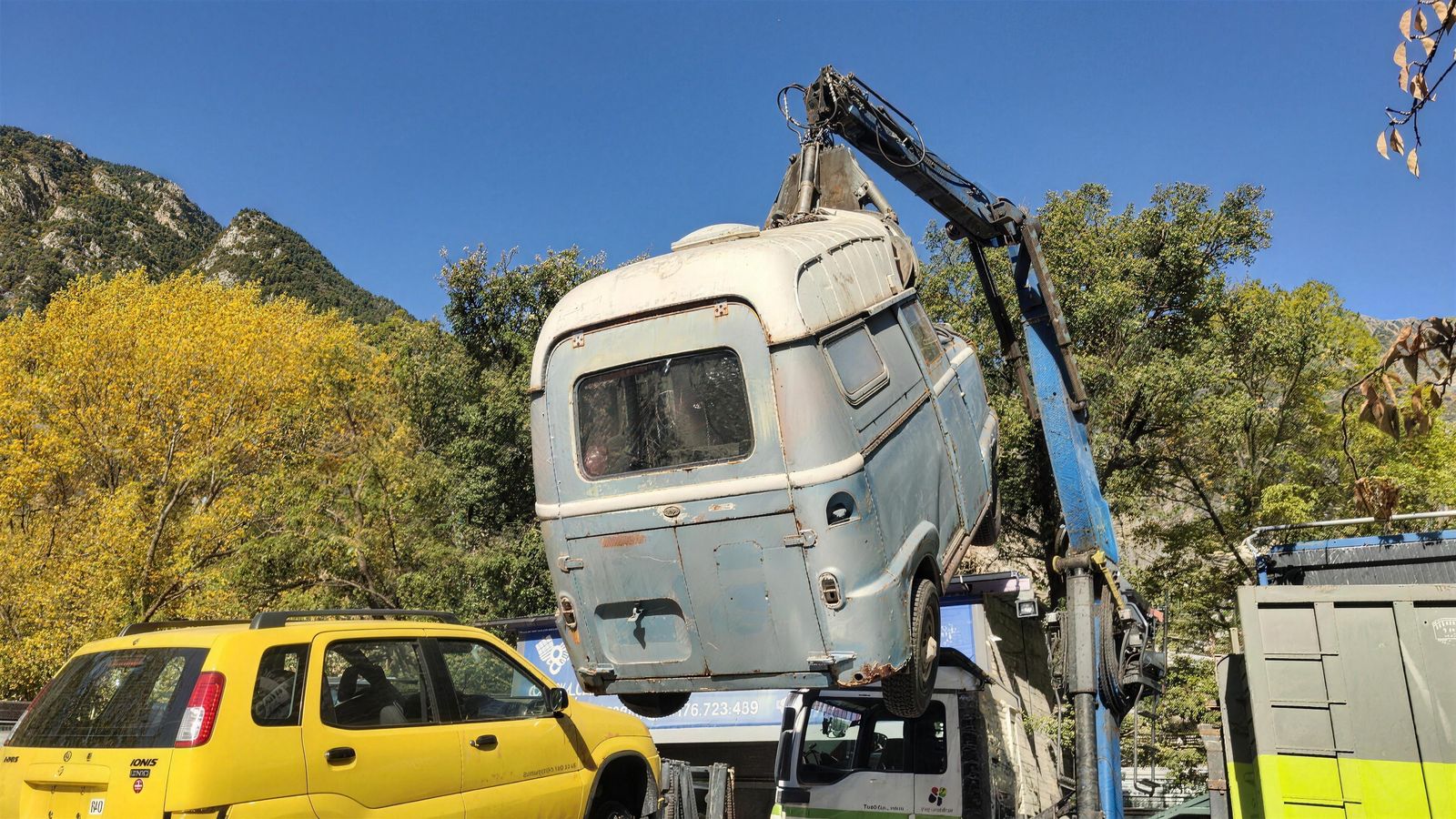 La grua aixecant una furgoneta antiga