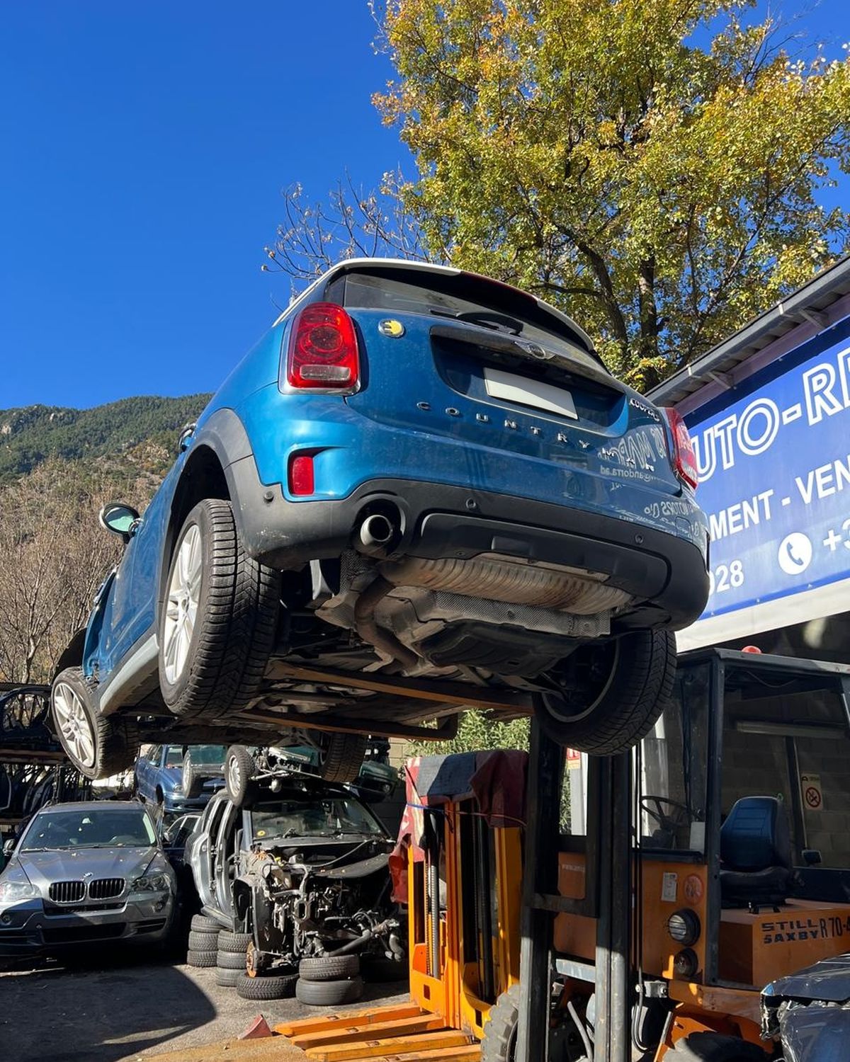 Un Mini Countryman blau aixecat amb la carretilla al desballestament d'Auto-Recanvis March