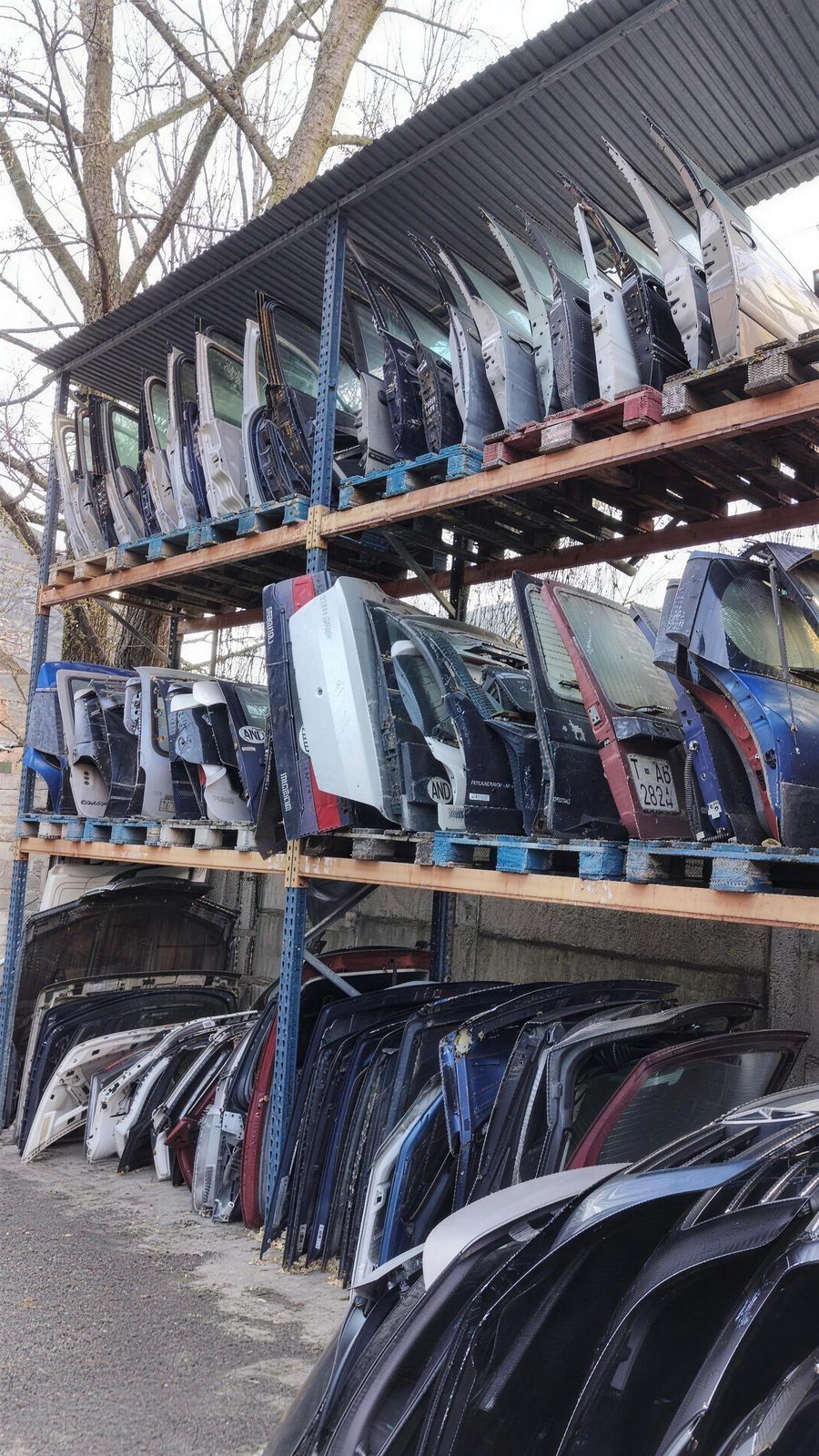 Prestatgeries amb portes i peces de carrosseria classificades