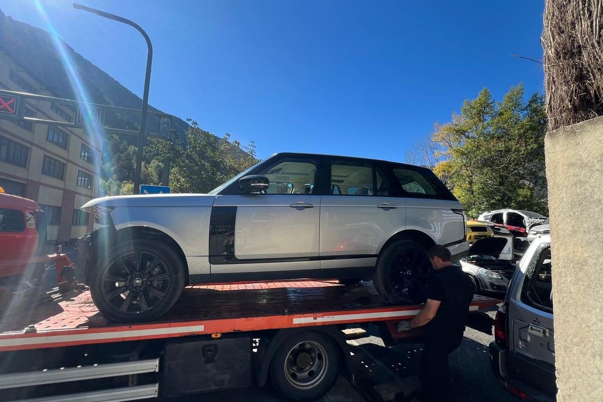 La grua d'Auto-Recanvis March carregant un Range Rover